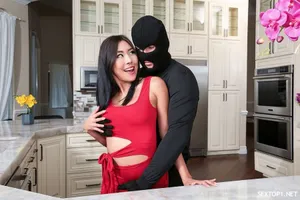 Bố ông chồng thay con trai bị liệt dương "chăm sóc" con dâu
