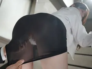 Phát hiện em kế gọi video sex với trai trong toilet