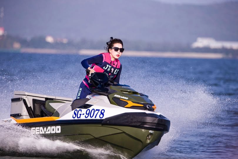 Chiếc váy ngắn ngang hông này rất bó sát. Cô ngồi lên chân anh và xoa đôi chân dài của mình, dang tay ra để ôm anh. Bùa chú này không thể ngăn cản trái tim nhào nặn, hôn hít và đâm mạnh vào lỗ